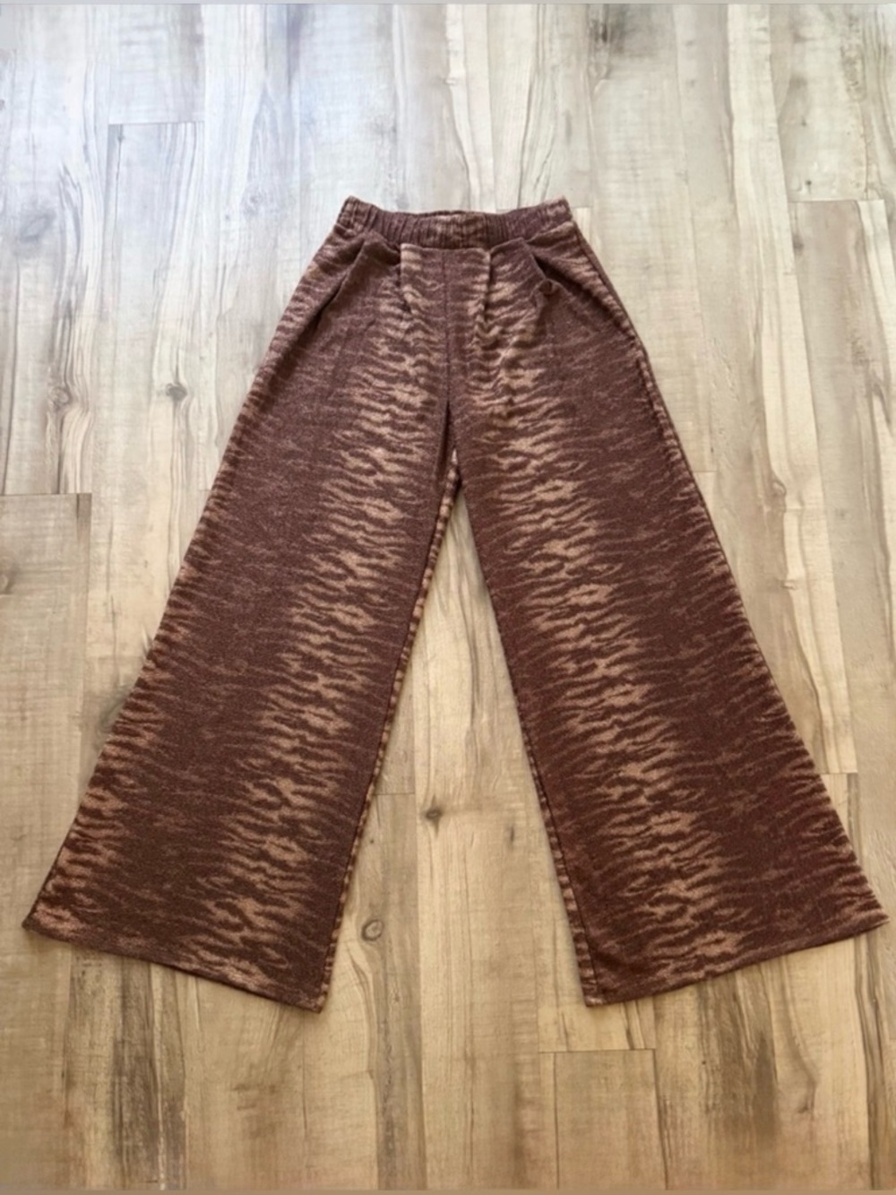 Women’s Wisteria Lane Metallic Tiger Print Palazzo Pants Set - Picture 5 of 7